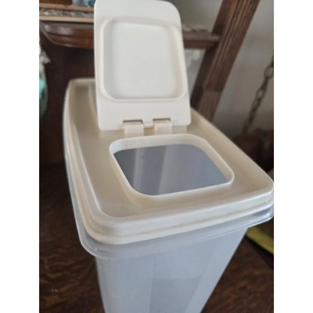 Rubbermaid Servin Saver 1.3  Gallon Plastic Cereal Keeper with Almond‎ Lid